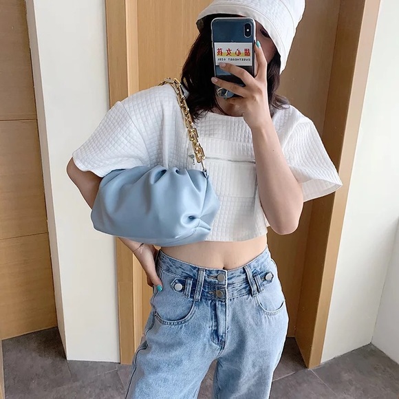 Design Wrinkled Cloud bag with thick Gold chain - Picture 6 of 8